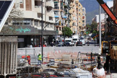 Malaga İspanya 8 Nisan 2025 'te ana yoldaki binalar arasında inşa edildi. Yüksek kalite fotoğraf