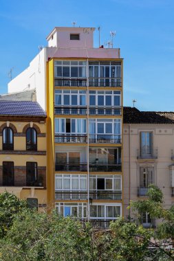 Malaga İspanya 8 Nisan 2025 Renkli konut binaları cephesi. Yüksek kalite fotoğraf