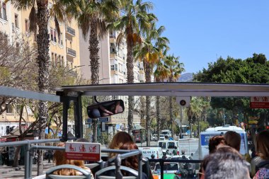 Malaga İspanya 8 Nisan 2025 Hop On Hop Off tur otobüsleri üst güvertede oturan insanlardan oluşan bir grup. Yüksek kalite fotoğraf