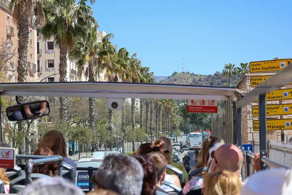 Malaga İspanya 8 Nisan 2025 Hop On Hop Off tur otobüsleri üst güvertede oturan insanlardan oluşan bir grup. Yüksek kalite fotoğraf