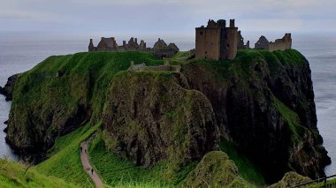 DUNNOTTAR Şatosu, SCOTLAND, BİRLİK KINGDOM, 15.09.2023: Kuzey Denizi kıyısındaki kayalık bir burundaki yıkık ortaçağ kalesi Dunnottar Şatosu. İskoçya 'daki sarp okyanus kayalıklarının tepesinde görkemli bir kale..