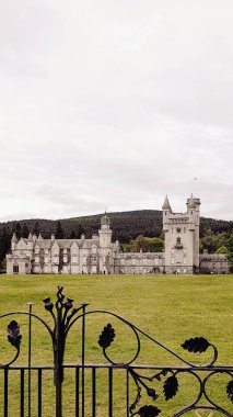 Balmoral Royal Castle Estate İskoçya 18 Mayıs 2023 'te ağaçlarla çevrili kalenin manzarası. Yüksek kalite fotoğraf