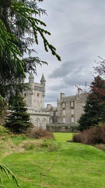 Balmoral Royal Castle Estate İskoçya 18 Mayıs 2023 'te ağaçlarla çevrili kalenin manzarası. Yüksek kalite fotoğraf