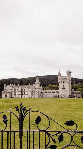 Balmoral Royal Castle Estate İskoçya 18 Mayıs 2023 'te ağaçlarla çevrili kalenin manzarası. Yüksek kalite fotoğraf