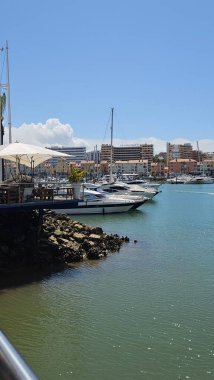 Vilamoura marinası, Portekiz - 30 Nisan 2025: Lüks zevk tekneleri de dahil olmak üzere marina manzarası. Mavi gökyüzü Yüksek kalite fotoğraf