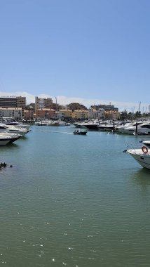 Vilamoura marinası, Portekiz - 30 Nisan 2025: Lüks zevk tekneleri de dahil olmak üzere marina manzarası. Mavi gökyüzü Yüksek kalite fotoğraf