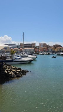 Vilamoura marinası, Portekiz - 30 Nisan 2025: Lüks zevk tekneleri de dahil olmak üzere marina manzarası. Mavi gökyüzü Yüksek kalite fotoğraf