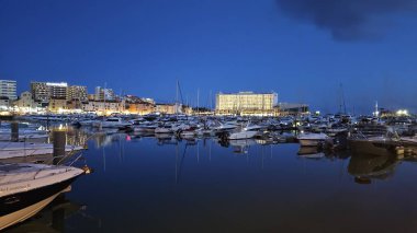 Portekiz 'de akşam saatlerinde Vilamoura marinası - 30 Nisan 2025: Lüks zevk tekneleri de dahil olmak üzere marina manzarası. Yüksek kalite fotoğraf