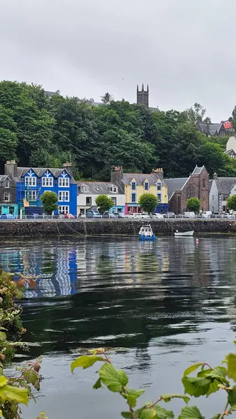 Tobermory, İskoçya 16 Haziran 2024 Tobermory rıhtımındaki renkli evler görülüyor. Dalgalar çekildi. Gri Gök. Yüksek kalite fotoğraf