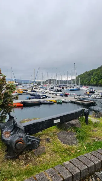 Tobermory, İskoçya 16 Haziran 2024 marina manzaralı Tobermory kıyısı boyunca tekne. Gri gökyüzü Yüksek kalite fotoğraf