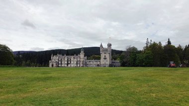 Balmoral Royal Castle Estate İskoçya 18 Mayıs 2023 'te ağaçlarla çevrili kalenin manzarası. Yüksek kalite fotoğraf
