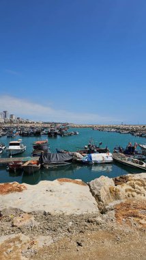 Vilamoura marinası, Portekiz - 30 Nisan 2025: Lüks zevk tekneleri de dahil olmak üzere marina manzarası. Mavi gökyüzü Yüksek kalite fotoğraf