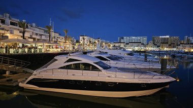 Portekiz 'de akşam saatlerinde Vilamoura marinası - 30 Nisan 2025: Lüks zevk tekneleri de dahil olmak üzere marina manzarası. Yüksek kalite fotoğraf