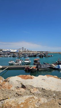 Vilamoura marinası, Portekiz - 30 Nisan 2025: Lüks zevk tekneleri de dahil olmak üzere marina manzarası. Mavi gökyüzü Yüksek kalite fotoğraf