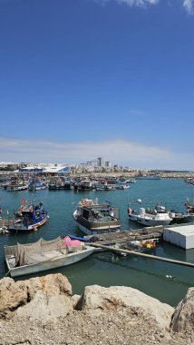 Vilamoura marinası, Portekiz - 30 Nisan 2025: Lüks zevk tekneleri de dahil olmak üzere marina manzarası. Mavi gökyüzü Yüksek kalite fotoğraf
