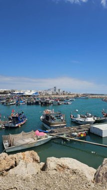 Vilamoura marinası, Portekiz - 30 Nisan 2025: Lüks zevk tekneleri de dahil olmak üzere marina manzarası. Mavi gökyüzü Yüksek kalite fotoğraf