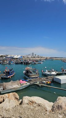Vilamoura marinası, Portekiz - 30 Nisan 2025: Lüks zevk tekneleri de dahil olmak üzere marina manzarası. Mavi gökyüzü Yüksek kalite fotoğraf