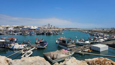 Vilamoura marinası, Portekiz - 30 Nisan 2025: Lüks zevk tekneleri de dahil olmak üzere marina manzarası. Mavi gökyüzü Yüksek kalite fotoğraf