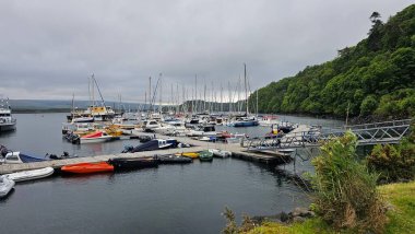 Tobermory, İskoçya 16 Haziran 2024 marina manzaralı Tobermory kıyısı boyunca tekne. Gri gökyüzü Yüksek kalite fotoğraf