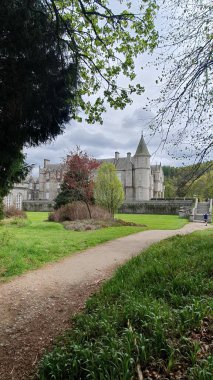 Balmoral Royal Castle Estate İskoçya 18 Mayıs 2023 'te ağaçlarla çevrili kalenin manzarası. Yüksek kalite fotoğraf