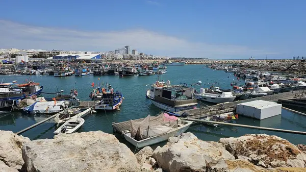 Vilamoura marinası, Portekiz - 30 Nisan 2025: Lüks zevk tekneleri de dahil olmak üzere marina manzarası. Mavi gökyüzü Yüksek kalite fotoğraf