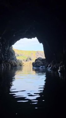 Görkemli Kayalıklar ve Büyüleyici Deniz Mağarası Keşfi İskoç Kıyı Mağarası 'nda nefes kesici bir tekne gezisi. Mağaraya giriyoruz. Yüksek kalite 4k görüntü