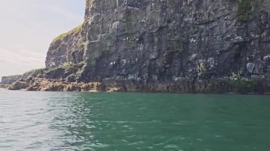 Görkemli Kayalıklar ve Büyüleyici Deniz Mağarası Keşfi İskoç Kıyı Mağarası 'nda nefes kesici bir tekne gezisi. Mağaraya giriyoruz. Yüksek kalite 4k görüntü