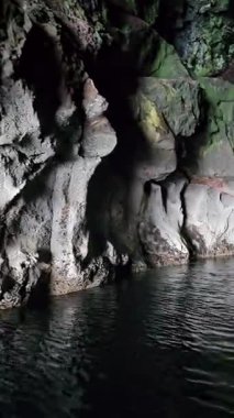 Görkemli Kayalıklar ve Büyüleyici Deniz Mağarası Keşfi İskoç Kıyı Mağarası 'nda nefes kesici bir tekne gezisi. Mağaraya giriyoruz. Yüksek kalite 4k görüntü