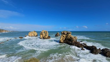 Okyanusun panoramik manzarası, mağaralar, Albufeira Portekiz 'de mavi gökyüzünün altındaki büyük kayalar. Yüksek kalite fotoğraf