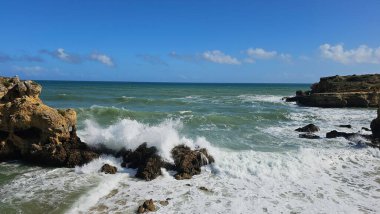 Okyanusun panoramik manzarası, mağaralar, Albufeira Portekiz 'de mavi gökyüzünün altındaki büyük kayalar. Yüksek kalite fotoğraf