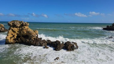 Okyanusun panoramik manzarası, mağaralar, Albufeira Portekiz 'de mavi gökyüzünün altındaki büyük kayalar. Yüksek kalite fotoğraf