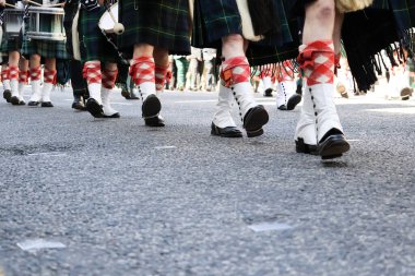 Aberdeen, İskoçya 'da 28 Haziran 2025' te İskoç bir boru grubunun geleneksel etek ve askeri giysiler giymiş üyeleri, Aberdeen 'deki Silahlı Kuvvetler Günü Geçit Töreni sırasında gayda çalarlar. Bu resim kültürel mirası yansıtıyor.