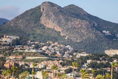 Malaga İspanya 'nın panoramik hava manzarası arka planda evlerin çatılarını ve dağları gösteriyor. Yüksek kalite fotoğraf