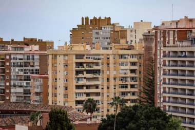 Malaga İspanya 6 Nisan 2025 Havacılık Panoramik şehir mavi gökyüzü beyaz bulutlar, dağlar. Yüksek kalite fotoğraf