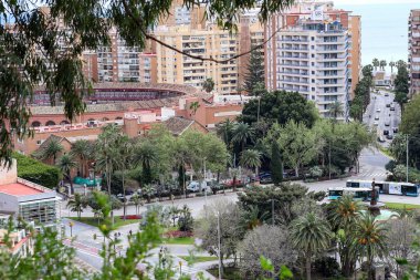 Malaga İspanya 6 Nisan 2025 Havacılık Panoramik şehir mavi gökyüzü beyaz bulutlar, dağlar. Yüksek kalite fotoğraf
