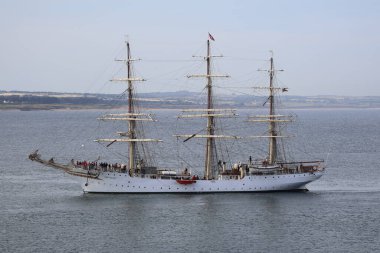 Mürettebatlı muhteşem Sorlandet Uzun Gemisi Aberdeen Limanı 'nın girişinden hemen önce açık denizde görüldü. Büyük yelkenli gemi, denizin ve gökyüzünün arka planına karşı güçlü bir varlıktır.