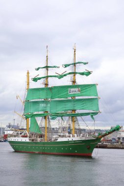 Muhteşem Alexander von Humboldt II Uzun Gemi mürettebatı parlak bir günde zarif bir şekilde Aberdeen Limanı 'ndan ayrılıyor. Tarihi gemi, İskoç kıyı şeridinin arka planına karşı önemli bir görüntüdür..