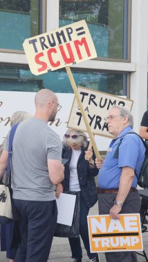 Bir grup protestocu, Donald Trumps 'ın İskoçya ziyareti sırasında 26 Temmuz 2025' te Aberdeen Union Terrace Gardens 'da toplandı. Gösteride pankartlar, sloganlar ve polis mevcudiyeti yer aldı. Sadece editör kullanımı.