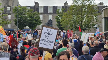 Bir grup protestocu, Donald Trumps 'ın İskoçya ziyareti sırasında 26 Temmuz 2025' te Aberdeen Union Terrace Gardens 'da toplandı. Gösteride pankartlar, sloganlar ve polis mevcudiyeti yer aldı. Sadece editör kullanımı.