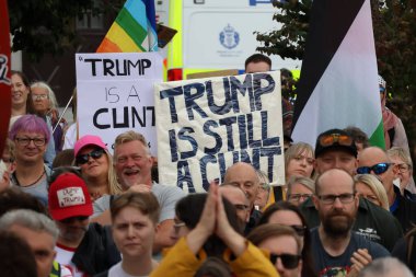 Cumhurbaşkanlığı ziyareti sırasında göstericiler bir dizi işaret göstererek çeşitli konulara değindiler. Görünür mesajlar arasında İklim Değişikliği Var, Trump 'ı Durdur, Özgür Gazze ve mevcut çeşitli perspektifleri yansıtan kurum karşıtı sloganlar yer alıyor.