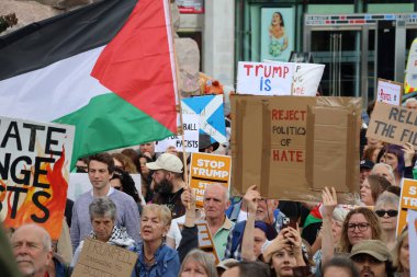 Cumhurbaşkanlığı ziyareti sırasında göstericiler bir dizi işaret göstererek çeşitli konulara değindiler. Görünür mesajlar arasında İklim Değişikliği Var, Trump 'ı Durdur, Özgür Gazze ve mevcut çeşitli perspektifleri yansıtan kurum karşıtı sloganlar yer alıyor.