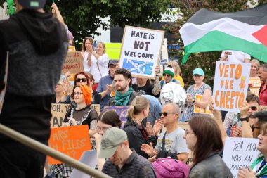 Cumhurbaşkanlığı ziyareti sırasında göstericiler bir dizi işaret göstererek çeşitli konulara değindiler. Görünür mesajlar arasında İklim Değişikliği Var, Trump 'ı Durdur, Özgür Gazze ve mevcut çeşitli perspektifleri yansıtan kurum karşıtı sloganlar yer alıyor.