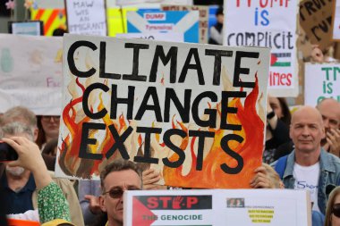 Cumhurbaşkanlığı ziyareti sırasında göstericiler bir dizi işaret göstererek çeşitli konulara değindiler. Görünür mesajlar arasında İklim Değişikliği Var, Trump 'ı Durdur, Özgür Gazze ve mevcut çeşitli perspektifleri yansıtan kurum karşıtı sloganlar yer alıyor.