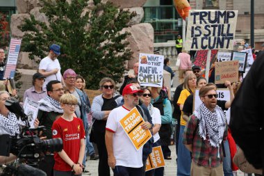 Cumhurbaşkanlığı ziyareti sırasında göstericiler bir dizi işaret göstererek çeşitli konulara değindiler. Görünür mesajlar arasında İklim Değişikliği Var, Trump 'ı Durdur, Özgür Gazze ve mevcut çeşitli perspektifleri yansıtan kurum karşıtı sloganlar yer alıyor.