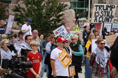 Cumhurbaşkanlığı ziyareti sırasında göstericiler bir dizi işaret göstererek çeşitli konulara değindiler. Görünür mesajlar arasında İklim Değişikliği Var, Trump 'ı Durdur, Özgür Gazze ve mevcut çeşitli perspektifleri yansıtan kurum karşıtı sloganlar yer alıyor.