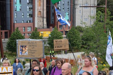 Cumhurbaşkanlığı ziyareti sırasında göstericiler bir dizi işaret göstererek çeşitli konulara değindiler. Görünür mesajlar arasında İklim Değişikliği Var, Trump 'ı Durdur, Özgür Gazze ve mevcut çeşitli perspektifleri yansıtan kurum karşıtı sloganlar yer alıyor.