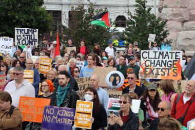 Cumhurbaşkanlığı ziyareti sırasında göstericiler bir dizi işaret göstererek çeşitli konulara değindiler. Görünür mesajlar arasında İklim Değişikliği Var, Trump 'ı Durdur, Özgür Gazze ve mevcut çeşitli perspektifleri yansıtan kurum karşıtı sloganlar yer alıyor.