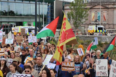 Cumhurbaşkanlığı ziyareti sırasında göstericiler bir dizi işaret göstererek çeşitli konulara değindiler. Görünür mesajlar arasında İklim Değişikliği Var, Trump 'ı Durdur, Özgür Gazze ve mevcut çeşitli perspektifleri yansıtan kurum karşıtı sloganlar yer alıyor.