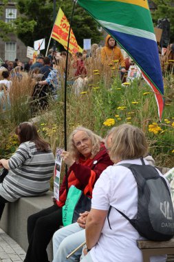 Cumhurbaşkanlığı ziyareti sırasında göstericiler bir dizi işaret göstererek çeşitli konulara değindiler. Görünür mesajlar arasında İklim Değişikliği Var, Trump 'ı Durdur, Özgür Gazze ve mevcut çeşitli perspektifleri yansıtan kurum karşıtı sloganlar yer alıyor.