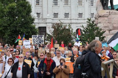 Cumhurbaşkanlığı ziyareti sırasında göstericiler bir dizi işaret göstererek çeşitli konulara değindiler. Görünür mesajlar arasında İklim Değişikliği Var, Trump 'ı Durdur, Özgür Gazze ve mevcut çeşitli perspektifleri yansıtan kurum karşıtı sloganlar yer alıyor.